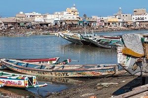 GUET NDAR, QUARTIER DU VILLAGE DES PECHEURS AVEC LES PIROGUES COLORES, SAINT-LOUIS-DU-SENEGAL, SENEGAL, AFRIQUE DE L'OUEST 