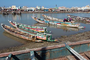 GUET NDAR, QUARTIER DU VILLAGE DES PECHEURS AVEC LES PIROGUES COLORES, SAINT-LOUIS-DU-SENEGAL, SENEGAL, AFRIQUE DE L'OUEST 