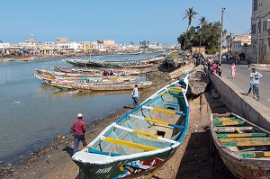 GUET NDAR, QUARTIER DU VILLAGE DES PECHEURS AVEC LES PIROGUES COLORES, SAINT-LOUIS-DU-SENEGAL, SENEGAL, AFRIQUE DE L'OUEST 