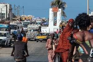 TRAVERSEE DU PONT MUSTAPHA MALICK GAYE, GUET NDAR, QUARTIER DU VILLAGE DES PECHEURS AVEC LES PIROGUES COLORES, SAINT-LOUIS-DU-SENEGAL, SENEGAL, AFRIQUE DE L'OUEST 