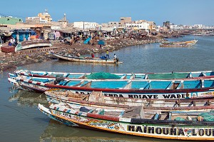 GUET NDAR, QUARTIER DU VILLAGE DES PECHEURS AVEC LES PIROGUES COLORES, SAINT-LOUIS-DU-SENEGAL, SENEGAL, AFRIQUE DE L'OUEST 