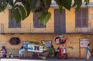 MARCHANDS AMBULANTS RUE DE L'EGLISE, SAINT-LOUIS-DU-SENEGAL, SENEGAL, AFRIQUE DE L'OUEST 