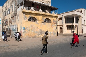 ENFANTS QUI JOUENT AU FOOTBALL DANS LA RUE, QUAI HENRI JAY, SAINT-LOUIS-DU-SENEGAL, SENEGAL, AFRIQUE DE L'OUEST 