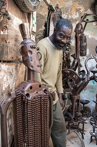 ATELIER GALERIE DE MEISSA FALL, SCULPTEUR FERRONNIER A PARTIE DE PIECES DE VELOS, SAINT-LOUIS-DU-SENEGAL, SENEGAL, AFRIQUE DE L'OUEST 