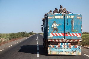 CAMION AVEC DES PASSAGERS SUR LE TOIT SUR LA NATIONALE 2 ENTRE SAINT-LOUIS ET RICHARD TOLL, SENEGAL, AFRIQUE DE L'OUEST 