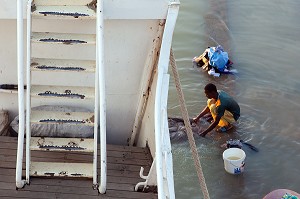 LAVEUR DE LINGES DEVANT LE BATEAU DE CROISIERE BOU EL MOGDAD DE LA COMPAGNIE DU FLEUVE, QUAI DE PODOR, SENEGAL, AFRIQUE DE L'OUEST 
