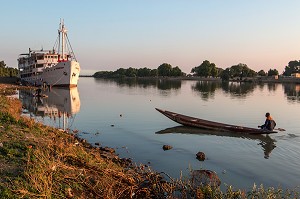 PIROGUE DE PECHEUR ET BATEAU DE CROISIERE BOU EL MOGDAD DE LA COMPAGNIE DU FLEUVE, QUAI DE PODOR, SENEGAL, AFRIQUE DE L'OUEST 