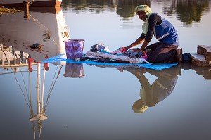 LAVEUR DE LINGES DEVANT LE BATEAU DE CROISIERE BOU EL MOGDAD DE LA COMPAGNIE DU FLEUVE, QUAI DE PODOR, SENEGAL, AFRIQUE DE L'OUEST 