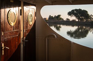 LES CABINES DE TOILETTES DU BATEAU DE CROISIERE BOU EL MOGDAD DE LA COMPAGNIE DU FLEUVE, QUAI DE PODOR, SENEGAL, AFRIQUE DE L'OUEST 