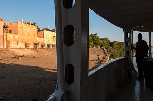 LE BATEAU DE CROISIERE BOU EL MOGDAD DE LA COMPAGNIE DU FLEUVE, QUAI DES ANCIENS COMPTOIRS FRANCAIS DE PODOR, SENEGAL, AFRIQUE DE L'OUEST 