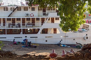 LAVEURS DE LINGES DEVANT LE BATEAU DE CROISIERE BOU EL MOGDAD DE LA COMPAGNIE DU FLEUVE, QUAI DE PODOR, SENEGAL, AFRIQUE DE L'OUEST 