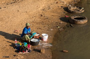 FEMME LAVANT SON LINGE SUR LES BORDS DU FLEUVE, PODOR, SENEGAL, AFRIQUE DE L'OUEST 