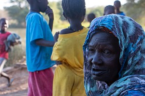 SOEUR AINEE DU CHEF DU VILLAGE TOUCOULEUR DE DEGUEMBERE, PROVINCE DE FANAYE DIERI, SENEGAL, AFRIQUE DE L'OUEST 