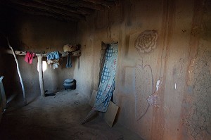 INTERIEUR D'UNE MAISON EN TERRE DU VILLAGE TOUCOULEUR DE DEGUEMBERE, PROVINCE DE FANAYE DIERI, SENEGAL, AFRIQUE DE L'OUEST 