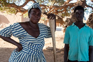 MERE ET SON FILS, VILLAGE TOUCOULEUR DE DEGUEMBERE, PROVINCE DE FANAYE DIERI, SENEGAL, AFRIQUE DE L'OUEST 