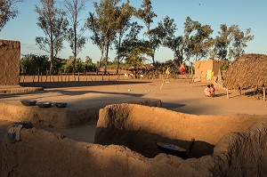 MAISONS EN TERRE DU VILLAGE TOUCOULEUR DE DEGUEMBERE, PROVINCE DE FANAYE DIERI, SENEGAL, AFRIQUE DE L'OUEST 