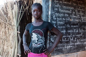 JEUNE FILLE DEVANT LE TABLEAU DE L'ECOLE DU VILLAGE TOUCOULEUR DE DEGUEMBERE, PROVINCE DE FANAYE DIERI, SENEGAL, AFRIQUE DE L'OUEST 