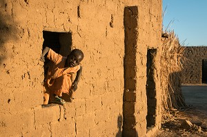 ENFANT ET MAISONS EN TERRE DU VILLAGE TOUCOULEUR DE DEGUEMBERE, PROVINCE DE FANAYE DIERI, SENEGAL, AFRIQUE DE L'OUEST 