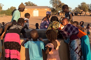 ATTROUPEMENT AUTOUR DU PUITS, VILLAGE TOUCOULEUR DE DEGUEMBERE, PROVINCE DE FANAYE DIERI, SENEGAL, AFRIQUE DE L'OUEST 