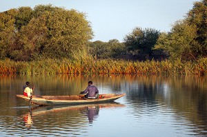 PIROGUES DE PECHEURS SUR LES BORDS DU FLEUVE, PROVINCE DE FANAYE DIERI, SENEGAL, AFRIQUE DE L'OUEST 