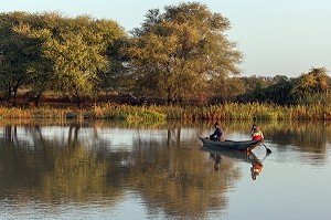PIROGUES DE PECHEURS SUR LES BORDS DU FLEUVE, PROVINCE DE FANAYE DIERI, SENEGAL, AFRIQUE DE L'OUEST 