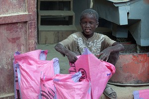 ENFANT A LA PREPARATION DES SACS DE RIZ, UNITE DE TRANSFORMATION DE RIZ DE QUALITE, DAGANA, SENEGAL, AFRIQUE DE L'OUEST 