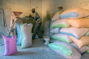 PREPARATION DES SACS DE RIZ A LA SORTIE DE LA MACHINE A DECORTIQUER, UNITE DE TRANSFORMATION DE RIZ DE QUALITE, DAGANA, SENEGAL, AFRIQUE DE L'OUEST 