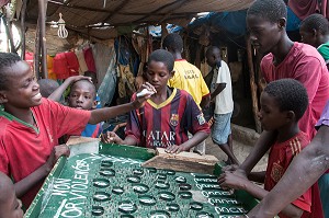 JEU DE CASINO SENEGALAIS POUR LES ENFANTS, MARCHE DE DAGANA, SENEGAL, AFRIQUE DE L'OUEST 