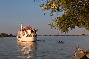 PIROGUES ET BATEAU DE CROISIERE 'BOU EL MOGDAD' DE LA COMPAGNIE DU FLEUVE, DAGANA, SENEGAL, AFRIQUE DE L'OUEST 