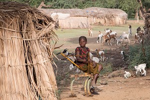 JEUNE FILLE PEULE DEVANT SA CASE EN FEUILLE DE ROSEAUX, VILLAGE DES ELEVEURS NOMADES DE GOUMEL, SENEGAL, AFRIQUE DE L'OUEST 