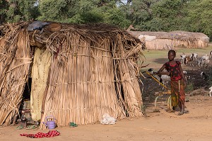 JEUNE FILLE PEULE DEVANT SA CASE EN FEUILLE DE ROSEAUX, VILLAGE DES ELEVEURS NOMADES DE GOUMEL, SENEGAL, AFRIQUE DE L'OUEST 