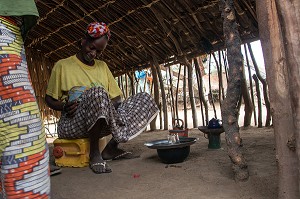 FEMME PEULE A L'INTERIEUR DE SA CASE A L'HEURE DU THE, VILLAGE DES ELEVEURS NOMADES DE GOUMEL, SENEGAL, AFRIQUE DE L'OUEST 