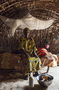 FEMME PEULE A L'INTERIEUR DE SA CASE, VILLAGE DES ELEVEURS NOMADES DE GOUMEL, SENEGAL, AFRIQUE DE L'OUEST 