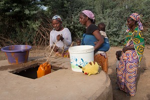 CORVEE D'EAU, FEMMES PEULES DEVANT LE PUITS, VILLAGE DES ELEVEURS NOMADES DE GOUMEL, SENEGAL, AFRIQUE DE L'OUEST 