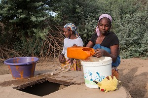 CORVEE D'EAU, FEMMES PEULES DEVANT LE PUITS, VILLAGE DES ELEVEURS NOMADES DE GOUMEL, SENEGAL, AFRIQUE DE L'OUEST 