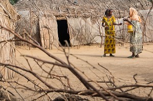 FEMMES PEULES DEVANT LEURS CASES, VILLAGE DES ELEVEURS NOMADES DE GOUMEL, SENEGAL, AFRIQUE DE L'OUEST 