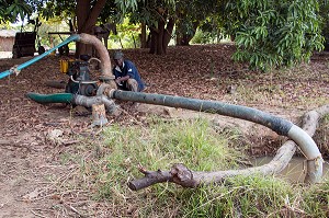 POMPE D'IRRIGATION POUR IRRIGUER LES CULTURES AUTOUR DU FLEUVE, VILLAGE DE GOUMEL, SENEGAL, AFRIQUE DE L'OUEST 