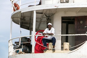 LE CHEF CUISINIER SUR LE PONT ARRIERE, EQUIPAGE DU BATEAU DE CROISIERE BOU EL MOGDAD DE LA COMPAGNIE DU FLEUVE, SENEGAL, AFRIQUE DE L'OUEST 