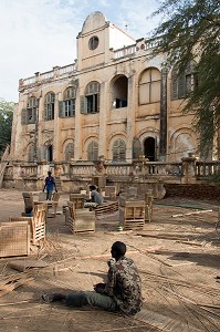 OUVRIERS FABRICANT DES MEUBLES A BASE DE BRANCHES DE PALMIERS RAPHIA DEVANT LE CHATEAU DE RICHARD-TOLL, LA FOLIE DU BARON, SENEGAL, AFRIQUE DE L'OUEST 