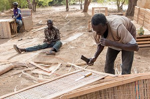 OUVRIERS FABRICANT DES MEUBLES A BASE DE BRANCHES DE PALMIERS RAFFIA, SENEGAL, AFRIQUE DE L'OUEST 