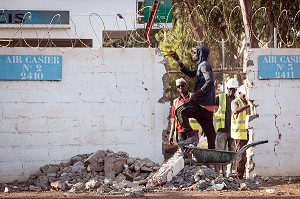 TRAVAUX SUR LE MUR D'ENCEINTE DE LA COMPAGNIE SUCRIERE SENEGALAISE, RICHARD-TOLL, SENEGAL, AFRIQUE DE L'OUEST 