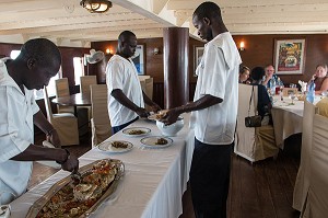 MEMBRES D'EQUIPAGE PREPARANT LES REPAS SUR LE BATEAU DE CROISIERE 'BOU EL MOGDAD' DE LA COMPAGNIE DU FLEUVE, SENEGAL, AFRIQUE DE L'OUEST 