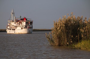 BATEAU DE CROISIERE 'BOU EL MOGDAD' DE LA COMPAGNIE DU FLEUVE PRES DU PARC NATIONAL DE DJOUDJ, SENEGAL, AFRIQUE DE L'OUEST 