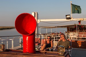 PASSAGERS TOURISTES SUR LE PONT DU BATEAU DE CROISIERE 'BOU EL MOGDAD' DE LA COMPAGNIE DU FLEUVE, SENEGAL, AFRIQUE DE L'OUEST 
