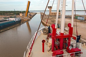 PASSAGE DE L'ECLUSE DU BARRAGE DE DIAMA, BATEAU DE CROISIERE 'BOU EL MOGDAD' DE LA COMPAGNIE DU FLEUVE, SENEGAL, AFRIQUE DE L'OUEST 