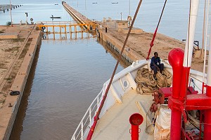 PASSAGE DE L'ECLUSE DU BARRAGE DE DIAMA, BATEAU DE CROISIERE 'BOU EL MOGDAD' DE LA COMPAGNIE DU FLEUVE, SENEGAL, AFRIQUE DE L'OUEST 