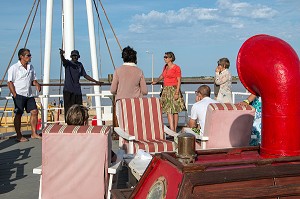 TOURISTES AVEC LE GUIDE SUR LE PONT, PASSAGE DE L'ECLUSE DU BARRAGE DE DIAMA, BATEAU DE CROISIERE 'BOU EL MOGDAD' DE LA COMPAGNIE DU FLEUVE, SENEGAL, AFRIQUE DE L'OUEST 