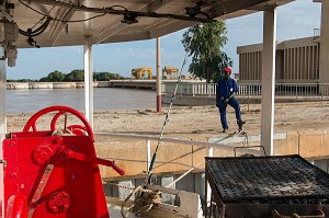 PASSAGE DE L'ECLUSE DU BARRAGE DE DIAMA, BATEAU DE CROISIERE 'BOU EL MOGDAD' DE LA COMPAGNIE DU FLEUVE, SENEGAL, AFRIQUE DE L'OUEST 