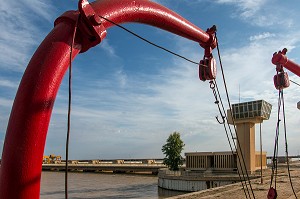 PASSAGE DE L'ECLUSE DU BARRAGE DE DIAMA, BATEAU DE CROISIERE 'BOU EL MOGDAD' DE LA COMPAGNIE DU FLEUVE, SENEGAL, AFRIQUE DE L'OUEST 