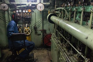 RESPONSABLE DE LA SALLE DES MACHINES, EQUIPAGE DU BATEAU DE CROISIERE 'BOU EL MOGDAD' DE LA COMPAGNIE DU FLEUVE, SENEGAL, AFRIQUE DE L'OUEST 